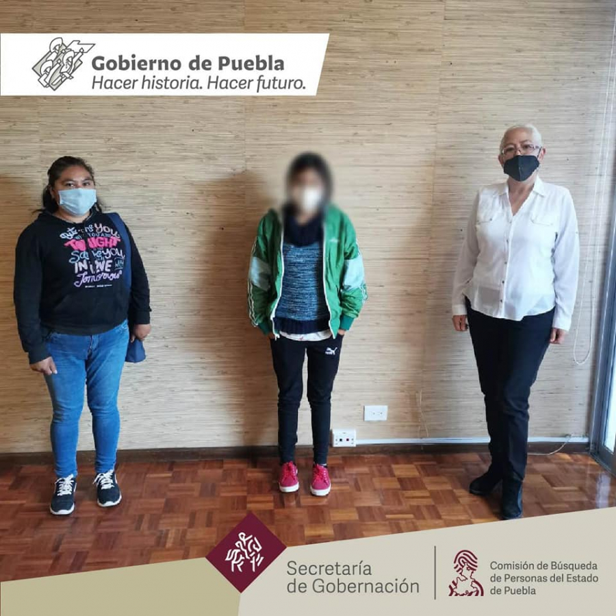 Nuestra titular María del Carmen Carabarin Trujillo, dialoga con la menor A.R.L quién fue localizada en la ciudad de Puebla.